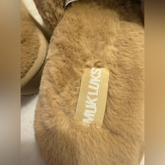 NWT MUK LUKS faux fur platform slipper, size medium (9-10) - Picture 3 of 15